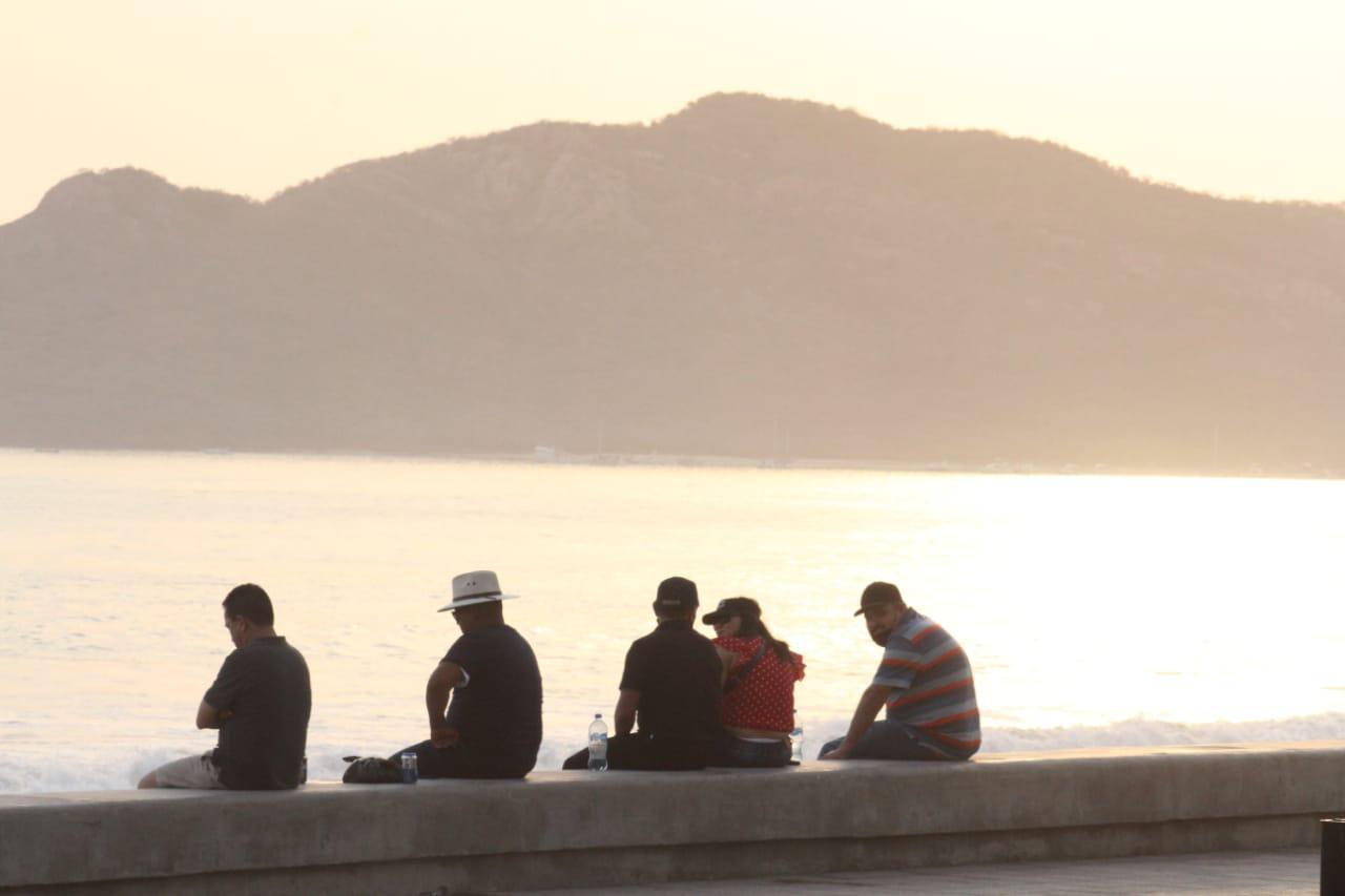 $!Playas en Mazatlán lucen llenas y sin sana distancia