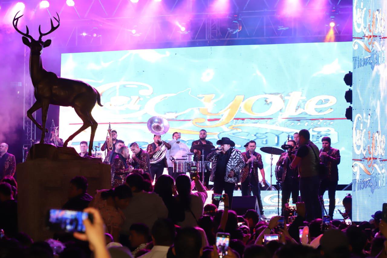 $!El Coyote y su Banda Tierra Santa arman la fiesta en Olas Altas