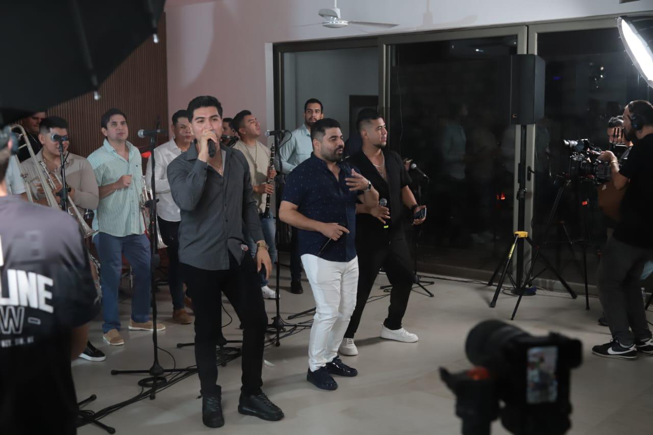 $!La primera canción que interpretaron en el En vivo fue “Somos la raza más chida”, nueva canción que grabaron juntos a Alex Lora.