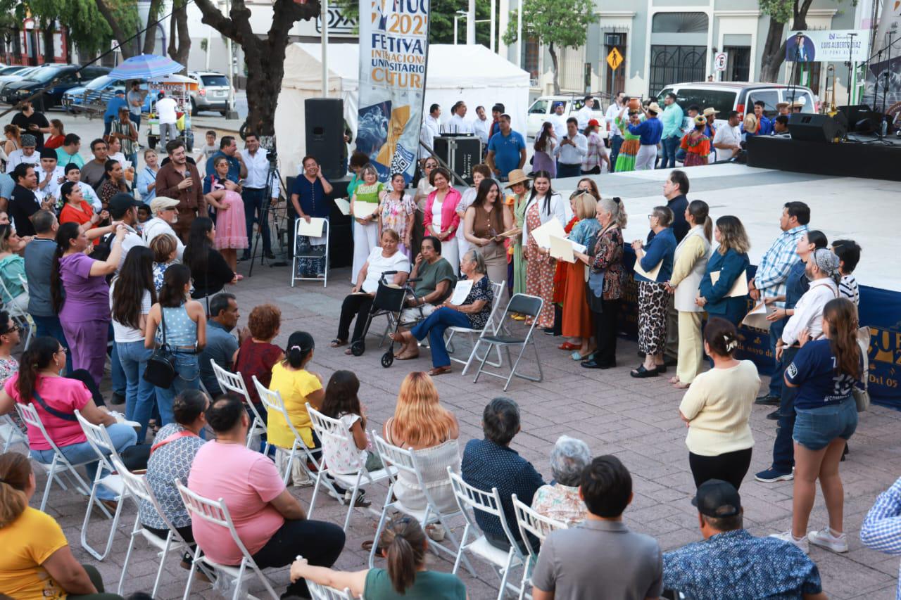 $!Al final se hizo entrega de un reconocimiento a cada una de las cocineras, junto a una cortesía de los restaurantes que se sumaron al evento.