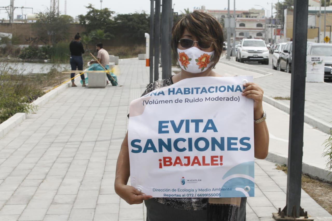 $!Ecología coloca ‘colilleros’ en linderos del Parque Central