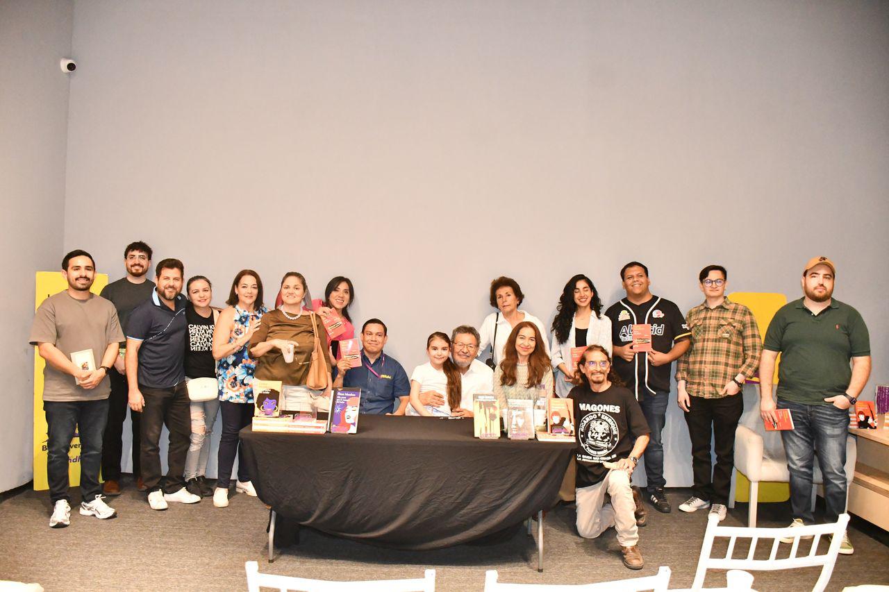 $!Los asistentes en la foto del recuerdo con el escritor.