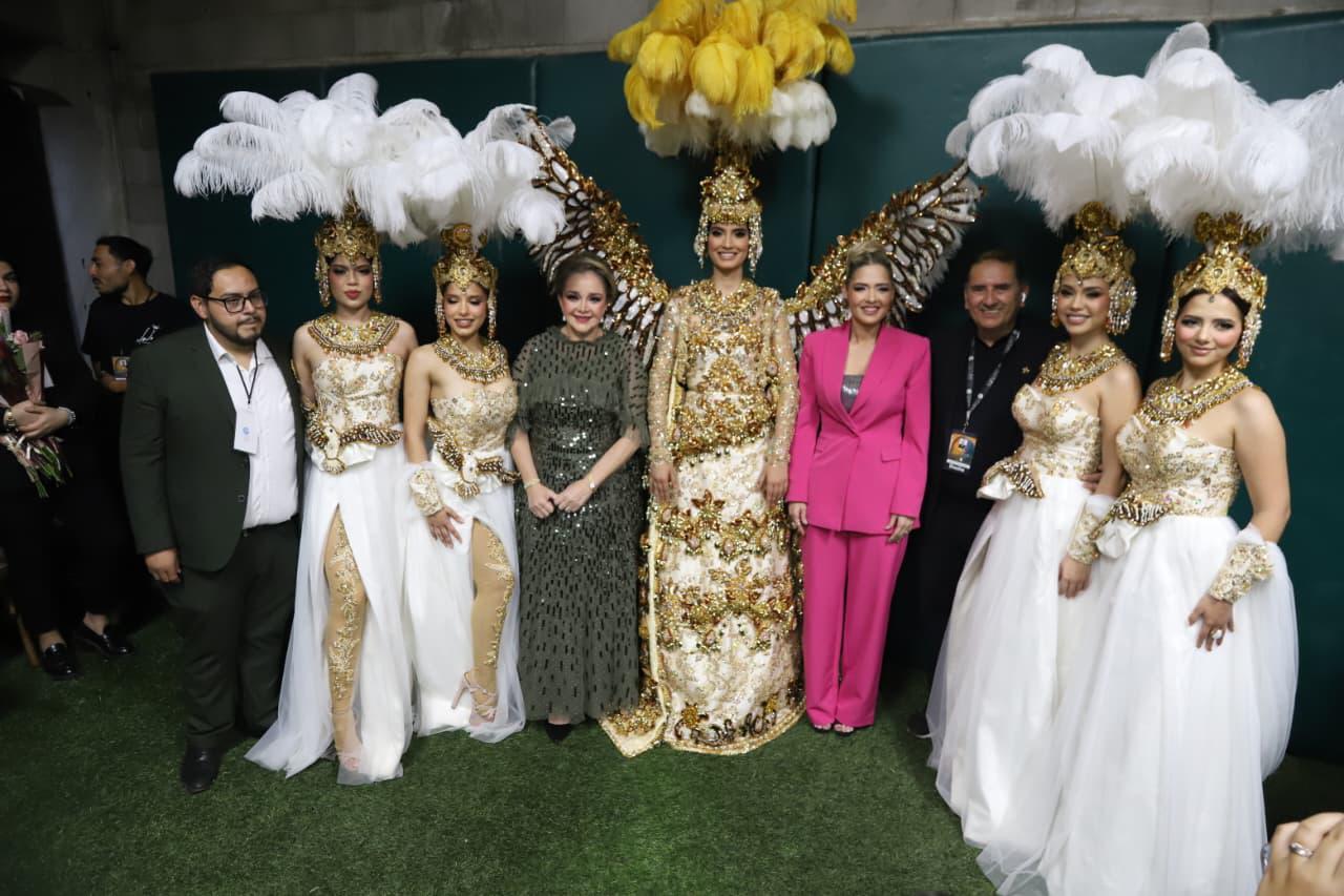 $!Anahí I y sus Princesas Reales, entre Luis Antonio Ríos “Momo”, Eneyda Rocha, presidenta del DIF Municipal; la Alcaldesa Estrella Palacios y Óscar García, director del Instituto de Cultura.