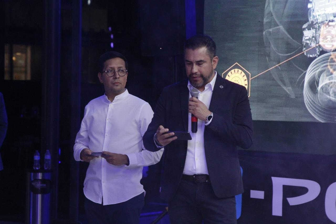 $!Osmar Ramírez y Guillermo Olguera comparten detalles de la unidad.