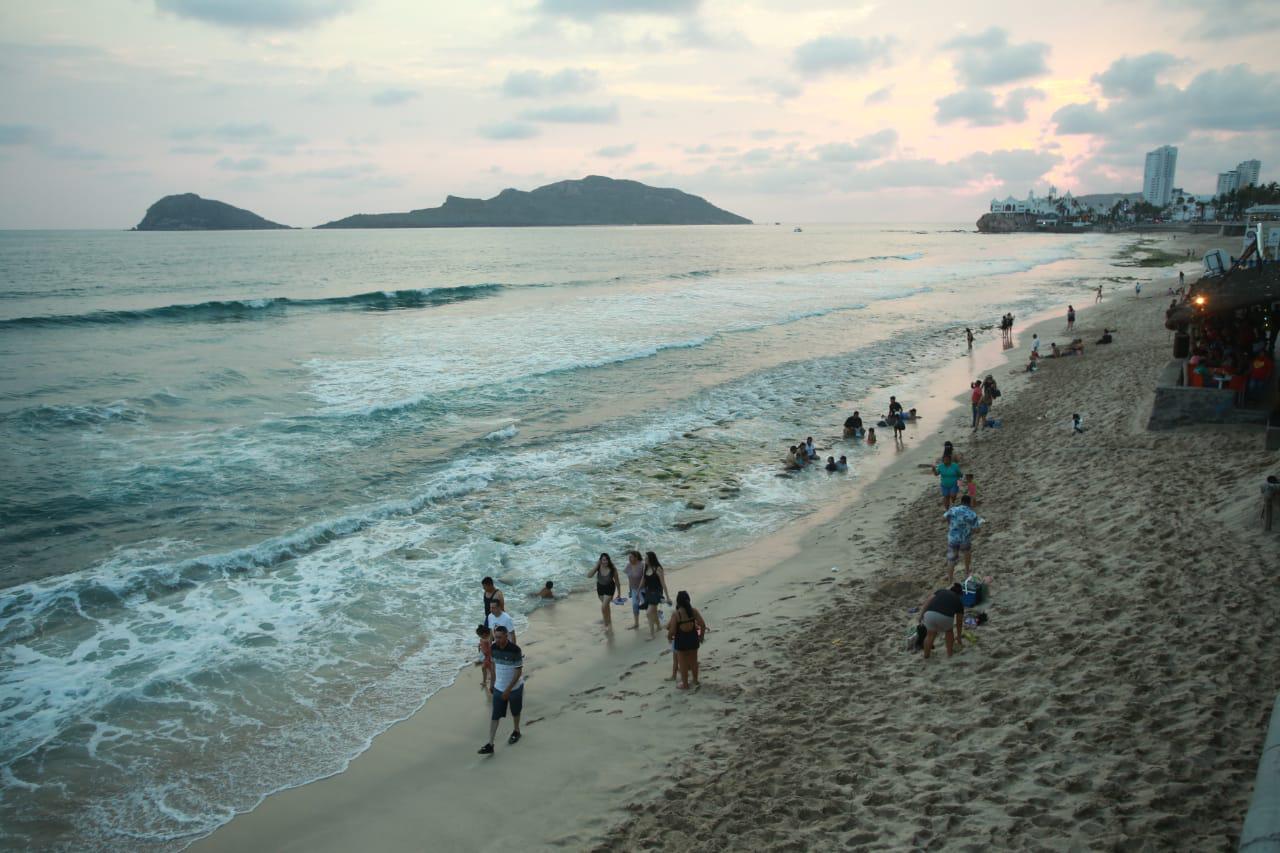 $!Cierran en Mazatlán tres áreas de playa por corrientes marinas y zanjas