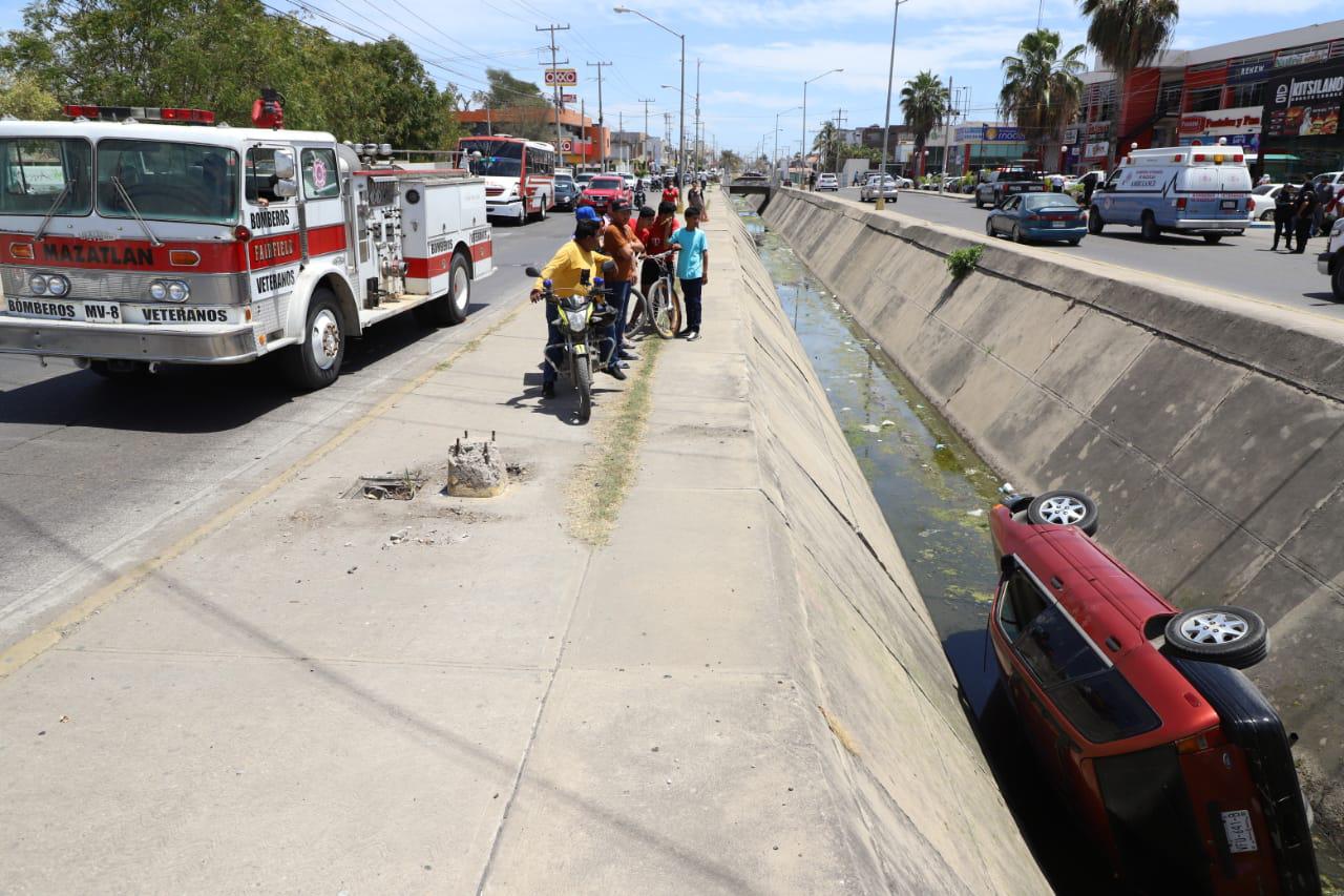 $!Camioneta golpea automóvil y lo manda a un canal pluvial en Mazatlán