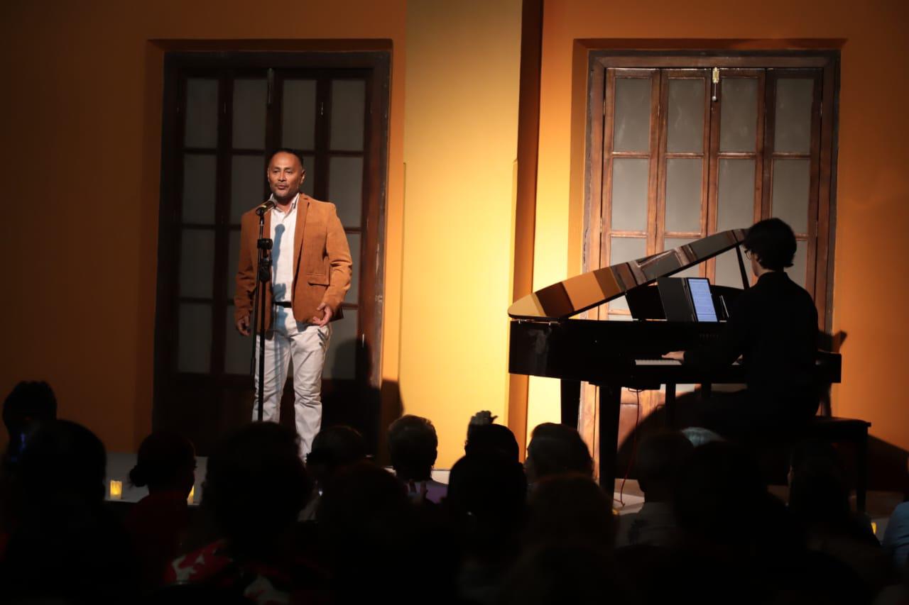 $!El barítono Noel Osuna interpretó en la velada las melodías, Tres palabras y Desvelo de amor.