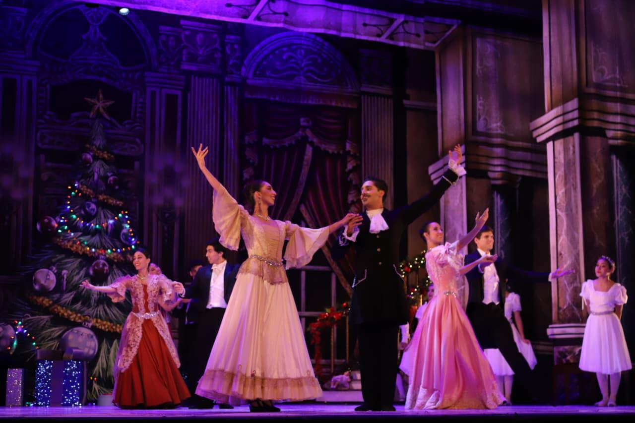 $!El escenario del Teatro Ángela Peralta brilló con una atmósfera cálida y navideña que envolvió al público desde el primer acto.