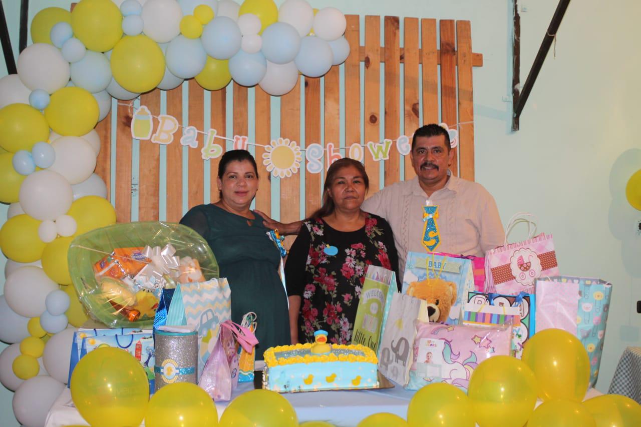 $!Los renovados papás con la futura abuela de José Juan, Dolores Tovar González.