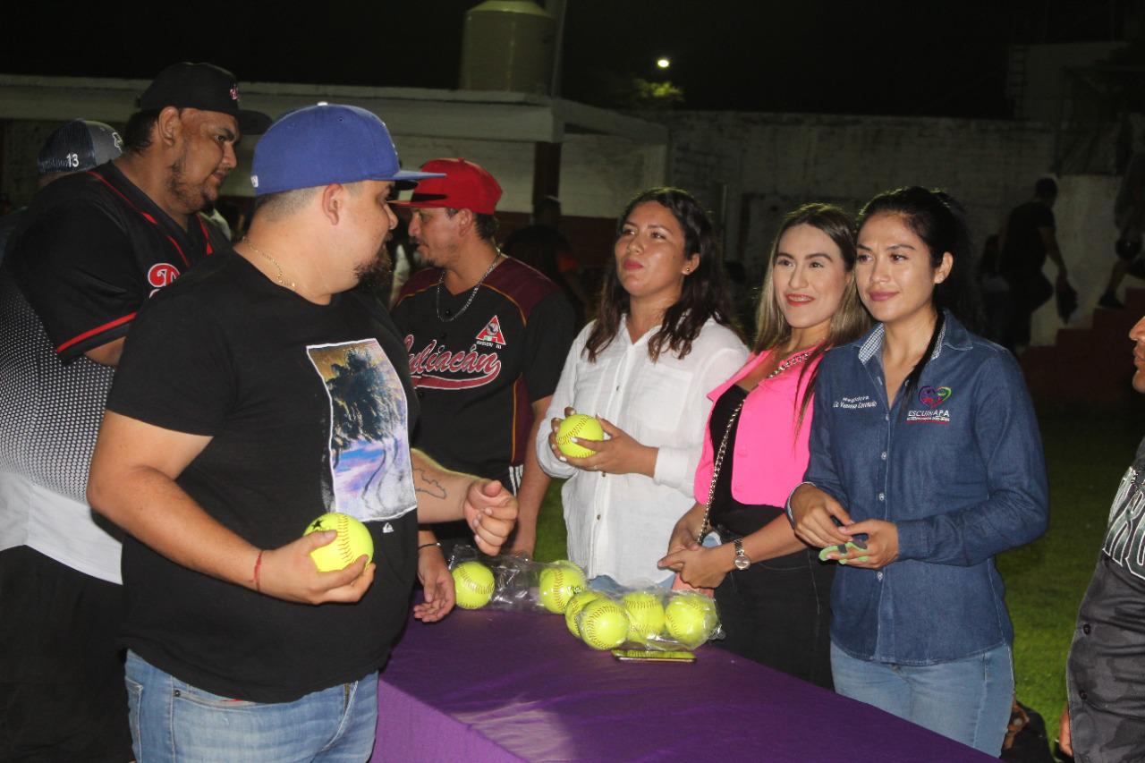 $!Homenajean a González y Muratalla al inaugurarse en Escuinapa ligas de Softbol Novatos y Libre Varonil