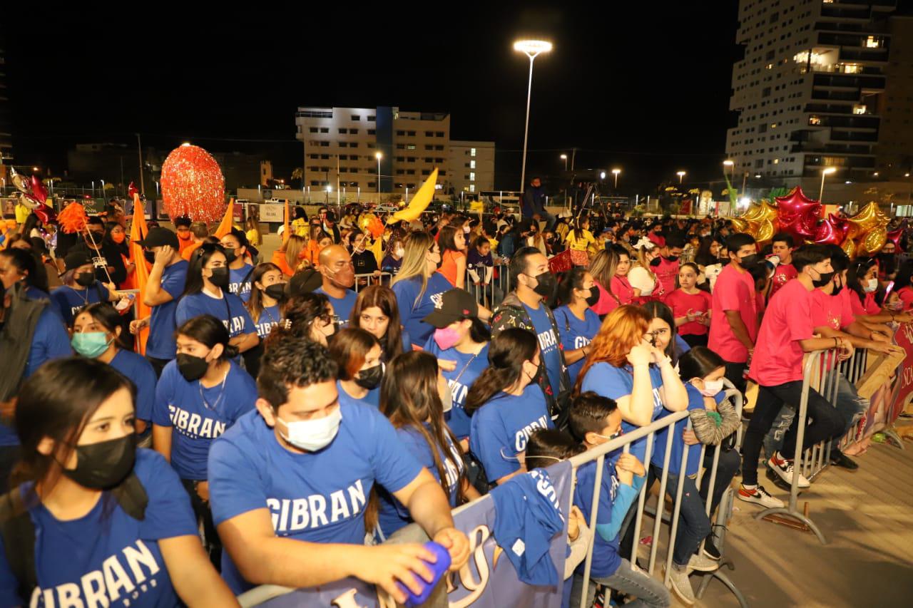 $!La tarde noche de este jueves centenares de personas asisten a la elección del Rey y la Reina Infantil de esta fiesta.