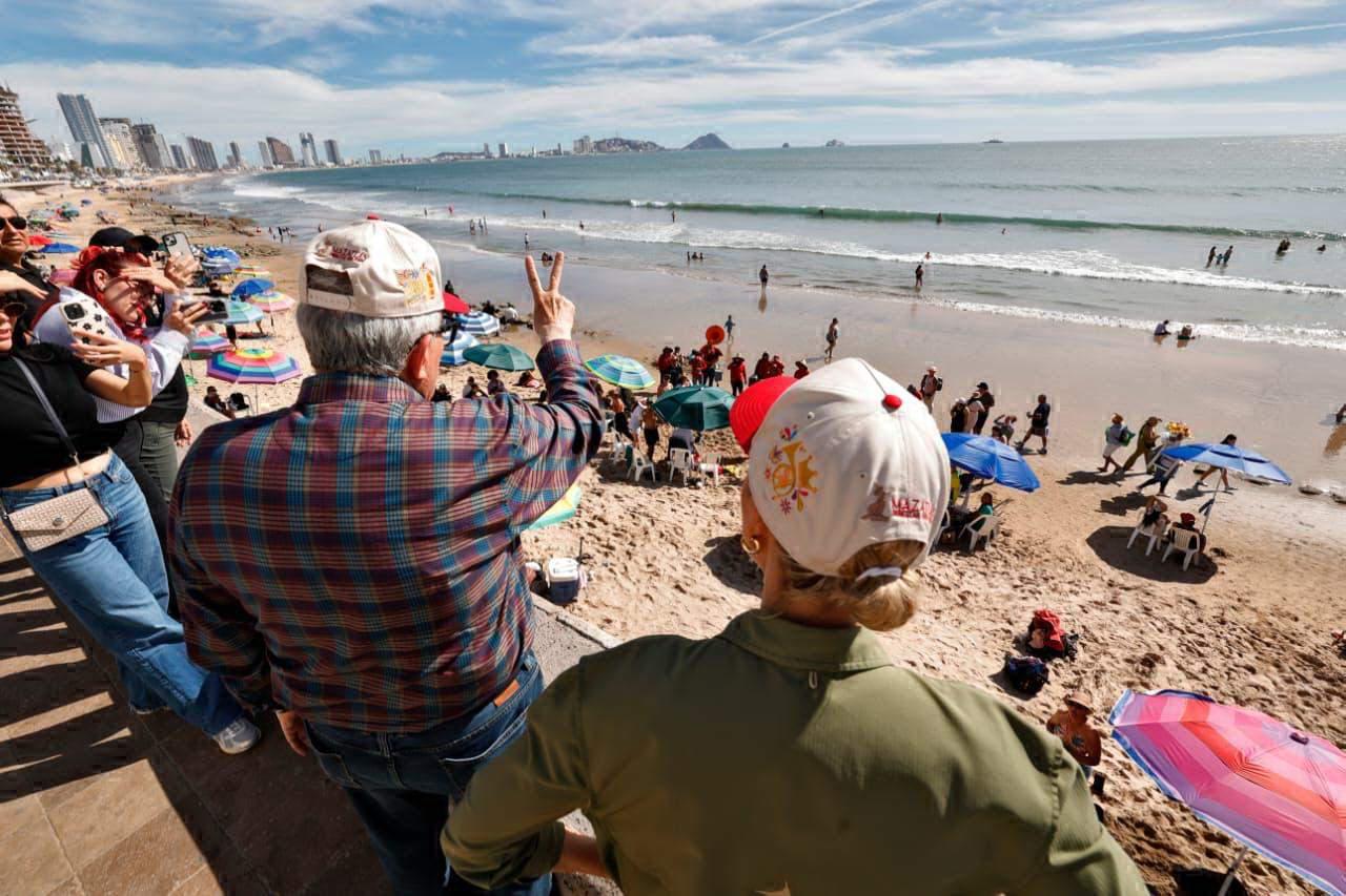 $!Gobernador Rocha Moya da la bienvenida a turistas que disfrutan del Carnaval Internacional de Mazatlán