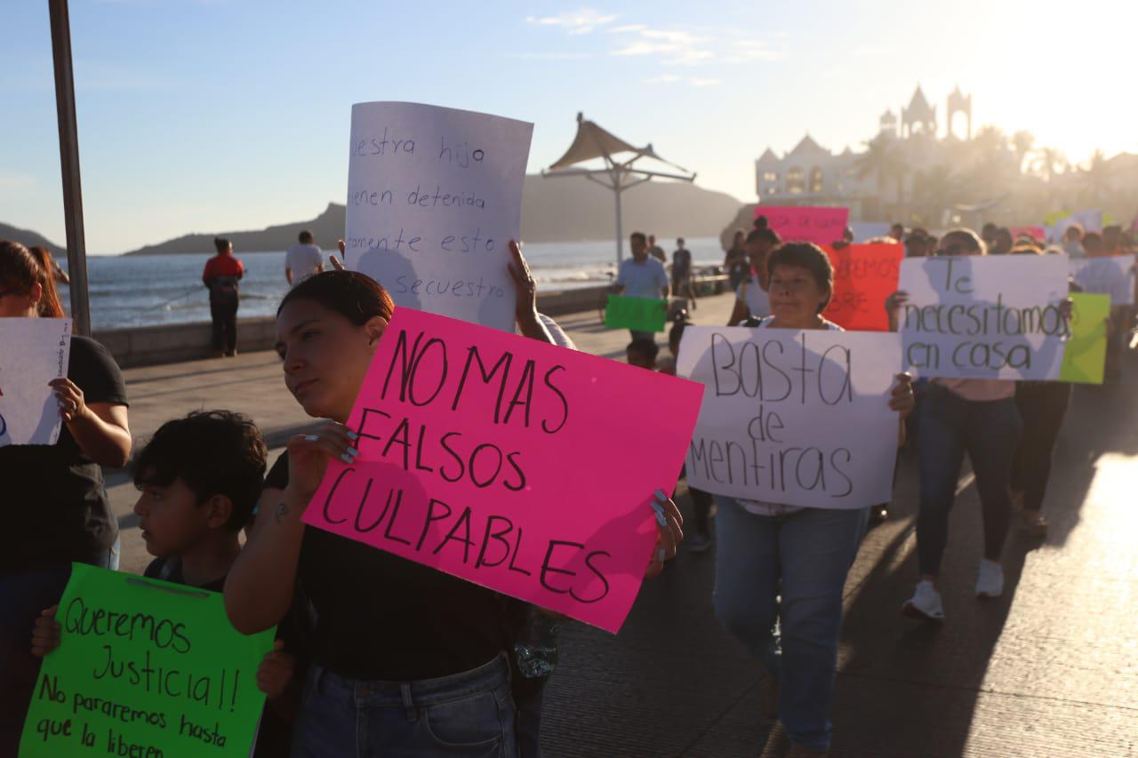 $!Defienden con marcha a joven acusada en Mazatlán de supuesto abuso infantil
