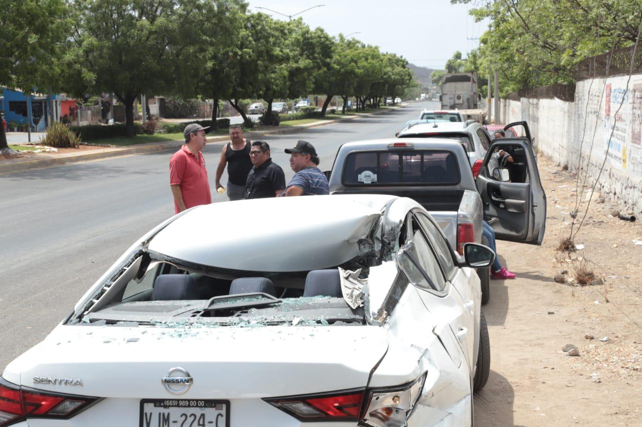 $!Carambola deja cinco vehículos dañados en la colonia Urías, en Mazatlán