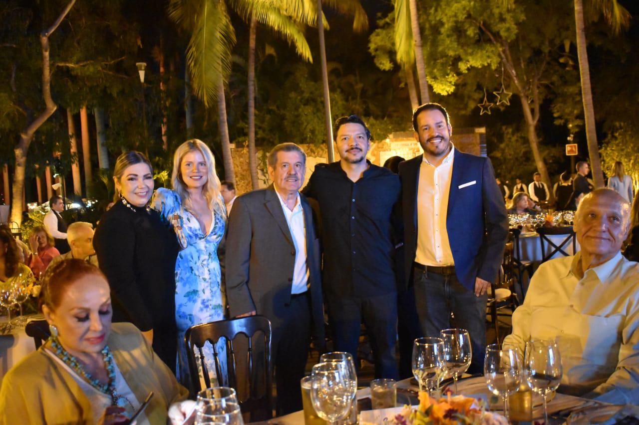 $!Livy Vidaurri, Elizabeth Peraza, Natalia García, Ignacio Osuna, Adrián López y Ricardo Velarde, disfrutan de la cena.