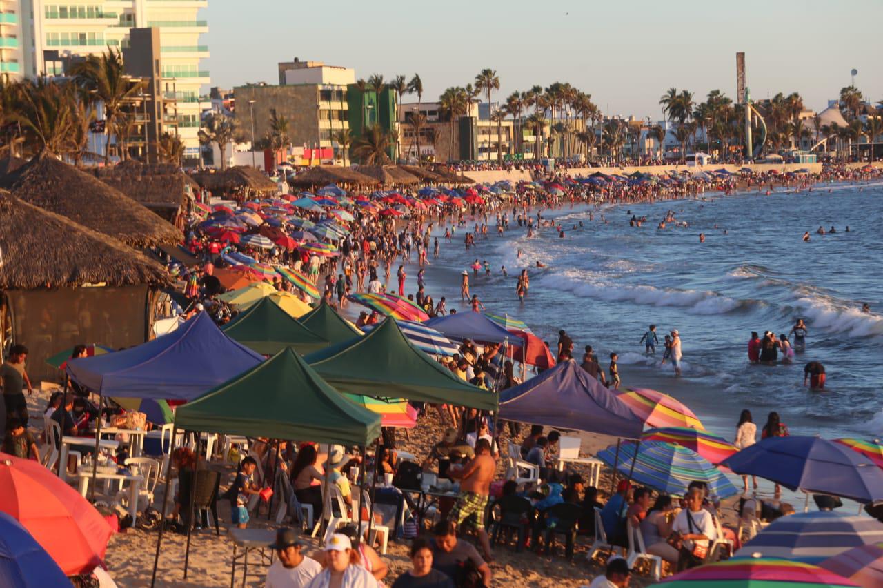 $!Registra Mazatlán récord en playas: 140 mil bañistas en un solo día
