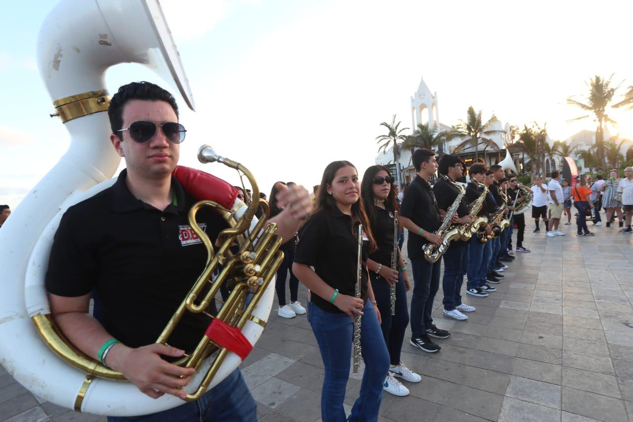 $!Los artistas brindaron un agradable concierto de música sinaloense a los turistas y locales que pasaron.