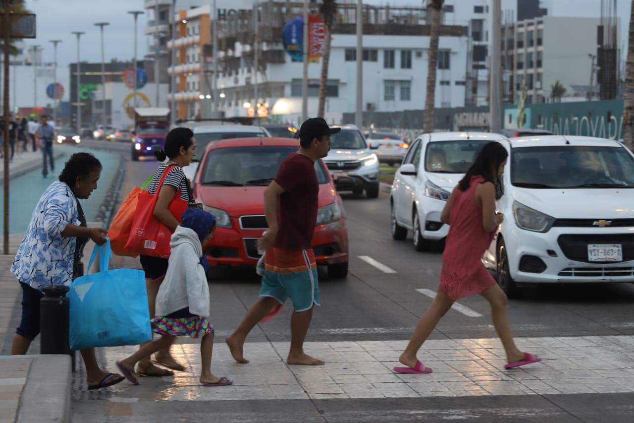 $!En un esfuerzo coordinado, salvavidas marcan la hora para salir del agua del mar en Mazatlán