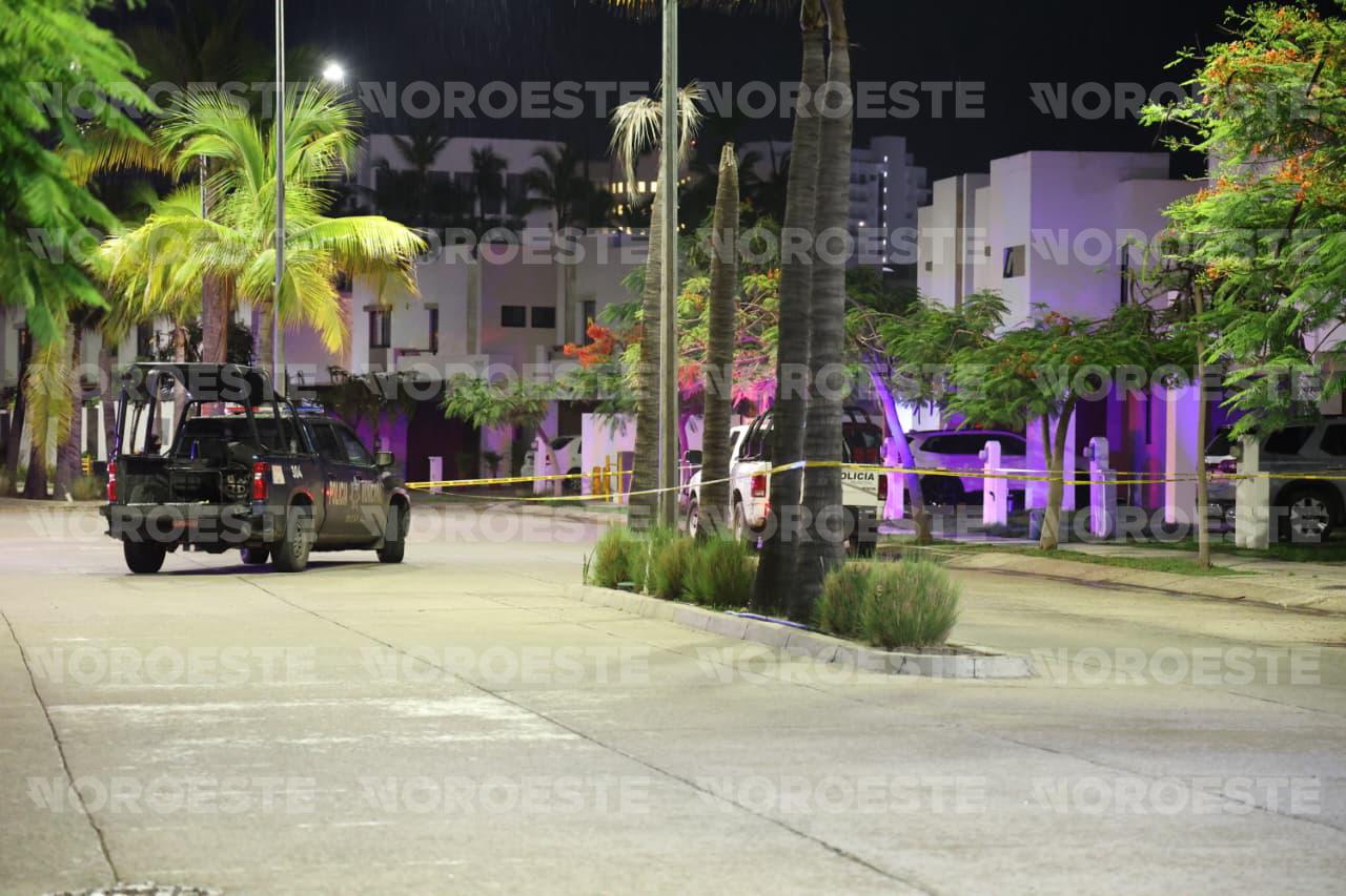 $!Ataque en residencial de Mazatlán deja casa baleada, camioneta incendiada y una presunta privación de libertad
