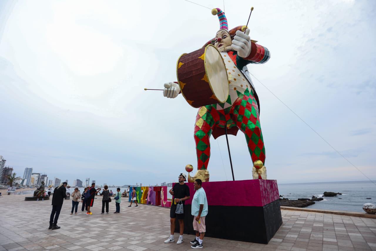 $!El monigote Arlequín Hans, que estará ubicado en Avenida del Mar y Rafael Buelna, en las letras de Mazatlán y es creación del colectivo español Ninots.