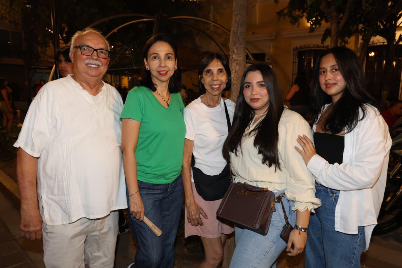 $!Jesús Simón García, Lourdes García, Marielos García, Juliette Cota y Shaula Cota.