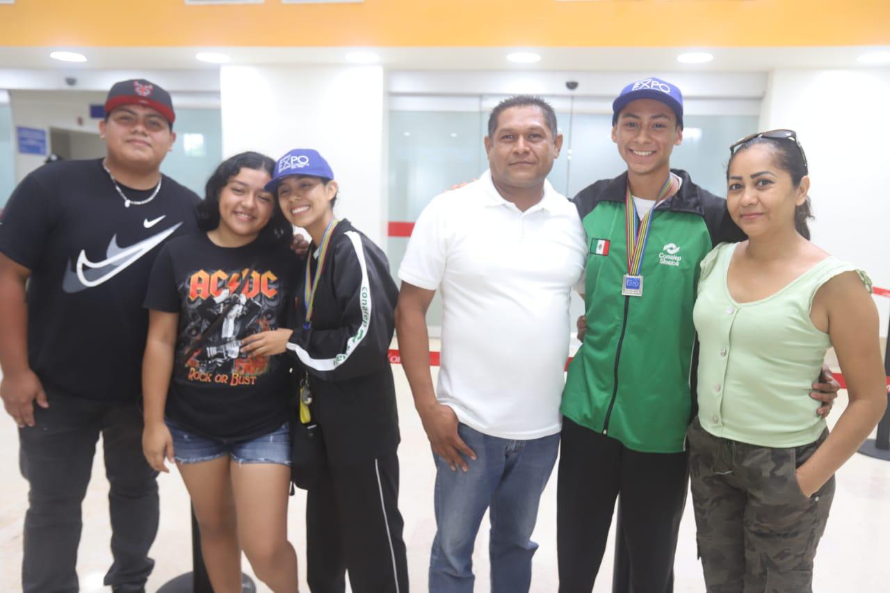 $!Arriban a Mazatlán estudiantes ganadores de la medalla de plata en Sudáfrica