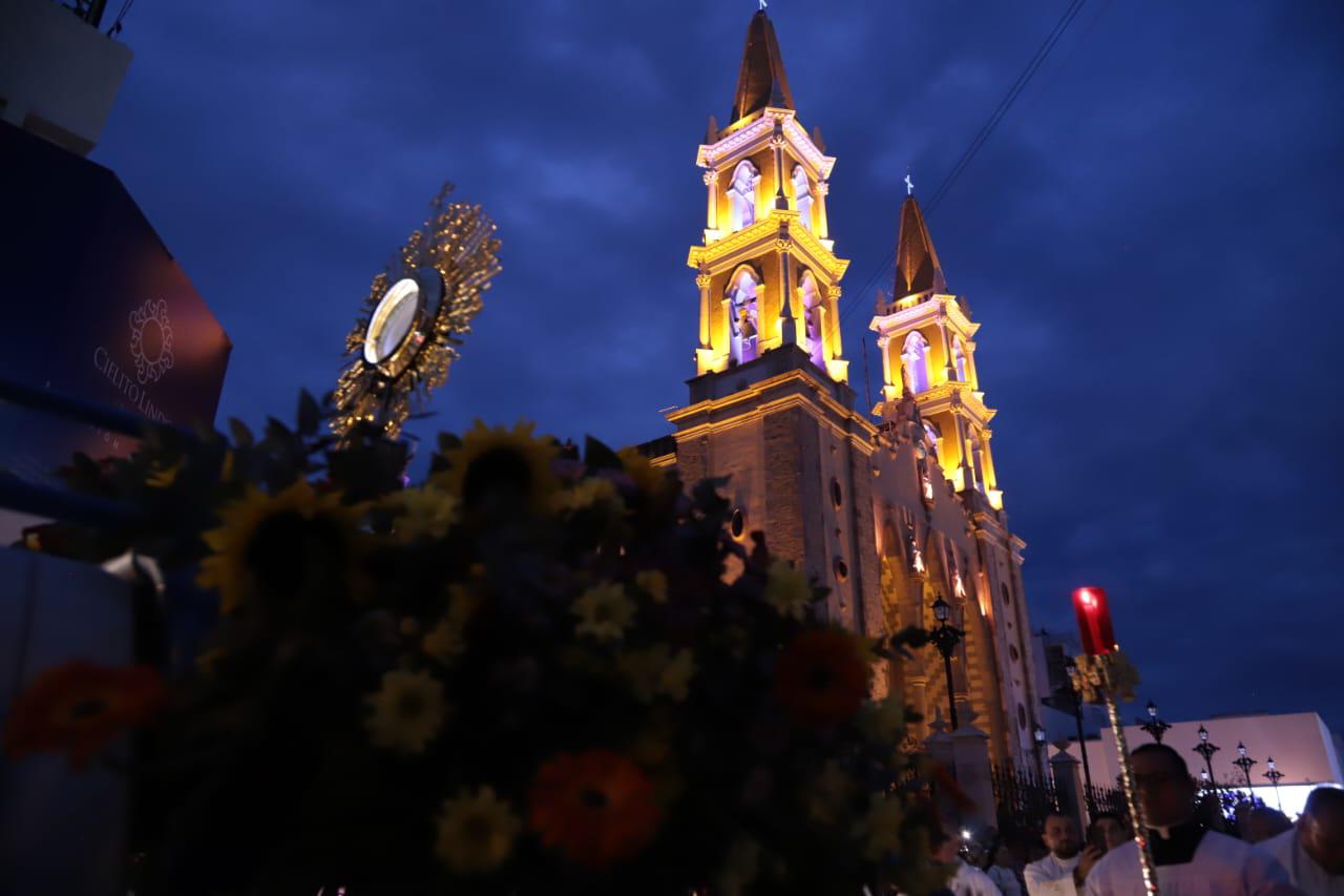 $!Celebran en Mazatlán con misa y procesión el Corpus Christi agradeciendo la institución de la eucaristía