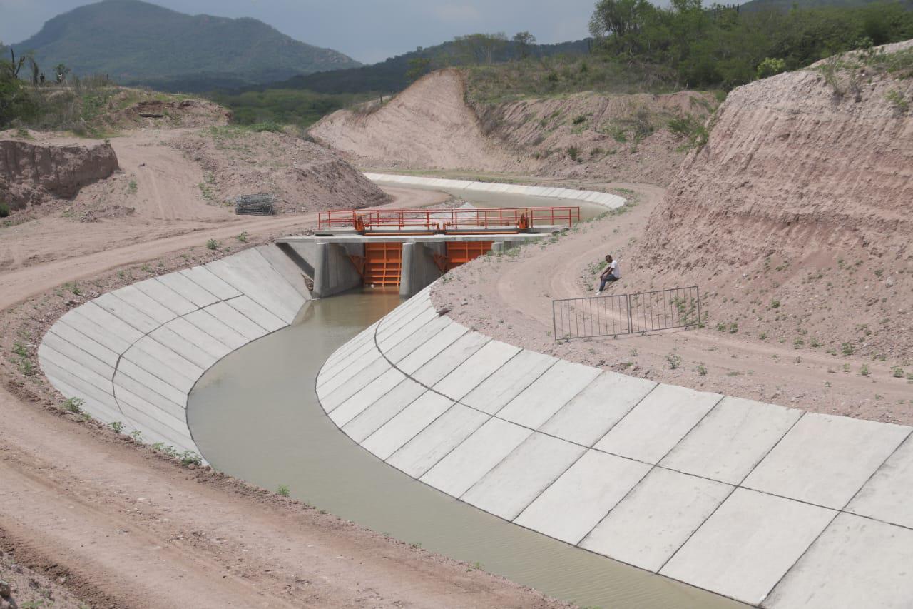 $!Llega López Obrador a Lomas del Guayabo, en Mazatlán, a supervisar distrito de riego