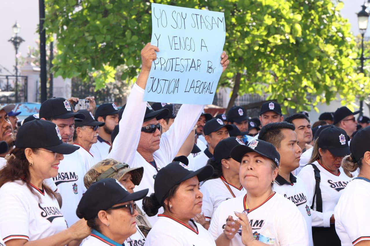 $!Exigen sindicalizados de STASAM justicia laboral durante el desfile del Día del Trabajo