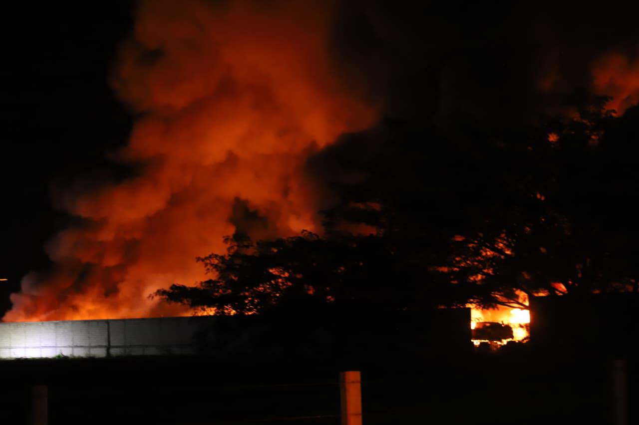 $!Incendio en pensión vehicular moviliza cuerpos de seguridad y auxilio al sur de Mazatlán