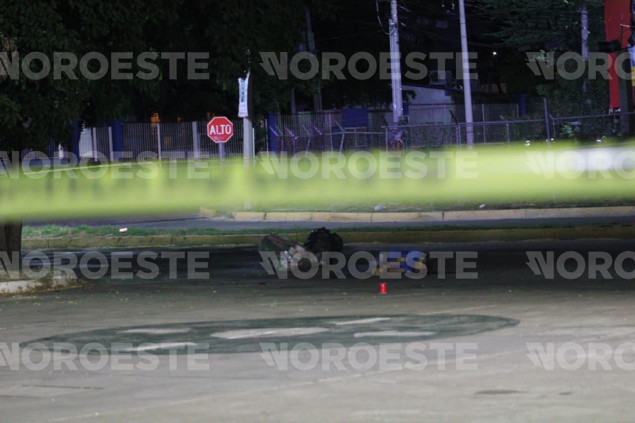 $!Dejan a un hombre asesinado y encintado de cara y manos atrás de Torre Académica de la UAS, en Culiacán