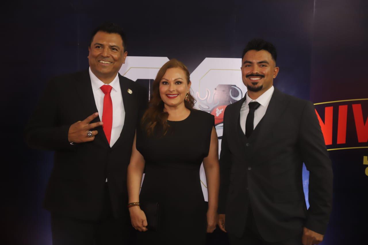 $!Miguel Ojeda y Alma Pérez de Ojeda con su hijo Miguel.