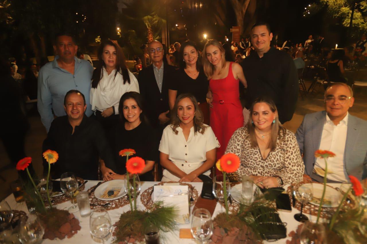 $!Los asistentes disfrutan la velada mientras aportan a la causa del Hospital de Fauna.