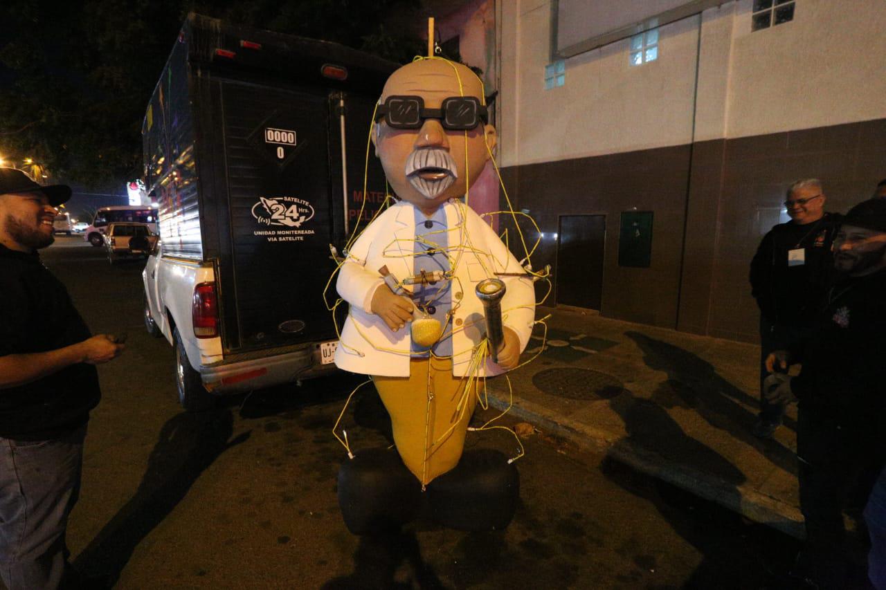 $!Arderá esta noche la figura de ‘El Químico’ en Quema de Mal Humor