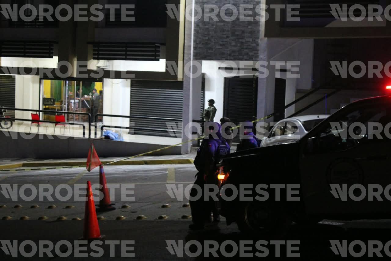 $!Ataque armado deja una persona sin vida en una plaza comercial en Loma Linda, Culiacán