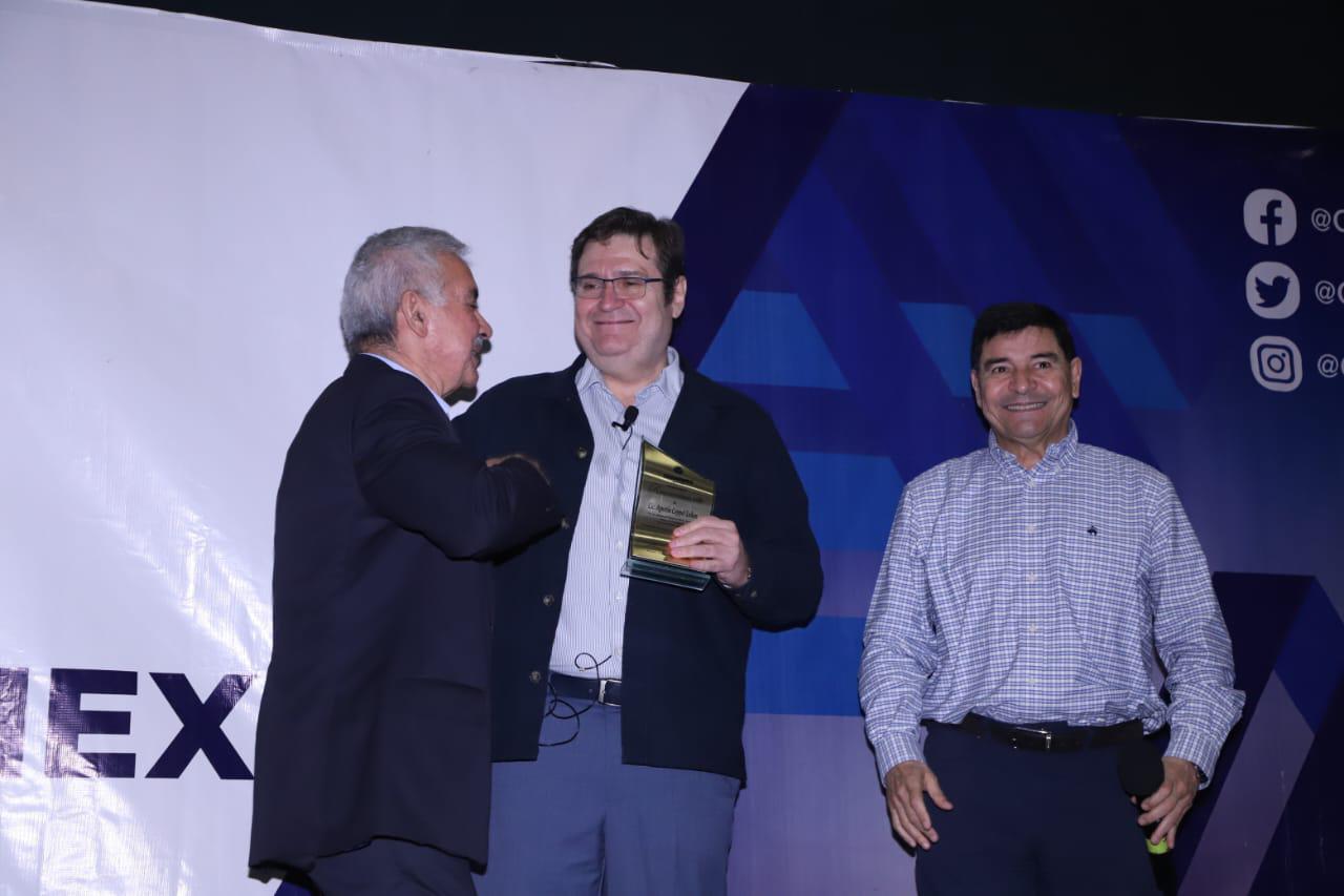 $!Fernando Valdez, presidente de Coparmex y el empresario Javier Lizárraga dan un reconocimiento al expositor.