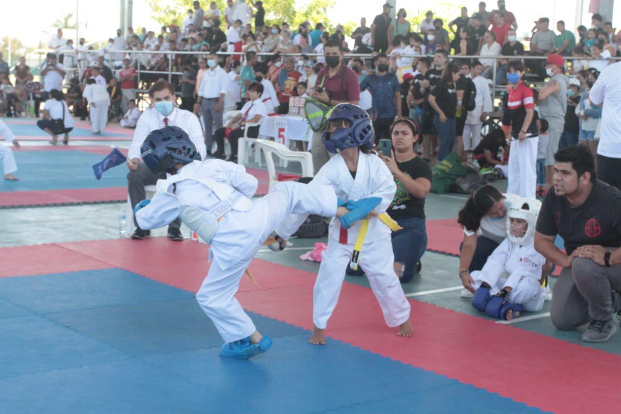 $!Verónica López domina en formas y combate en la Copa Anual Regional de Karate Noroeste