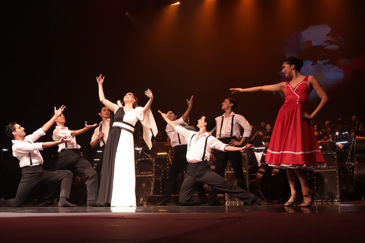 $!La artista estuvo acompañada por integrantes de la Compañía de Ballet de Mazatlán.