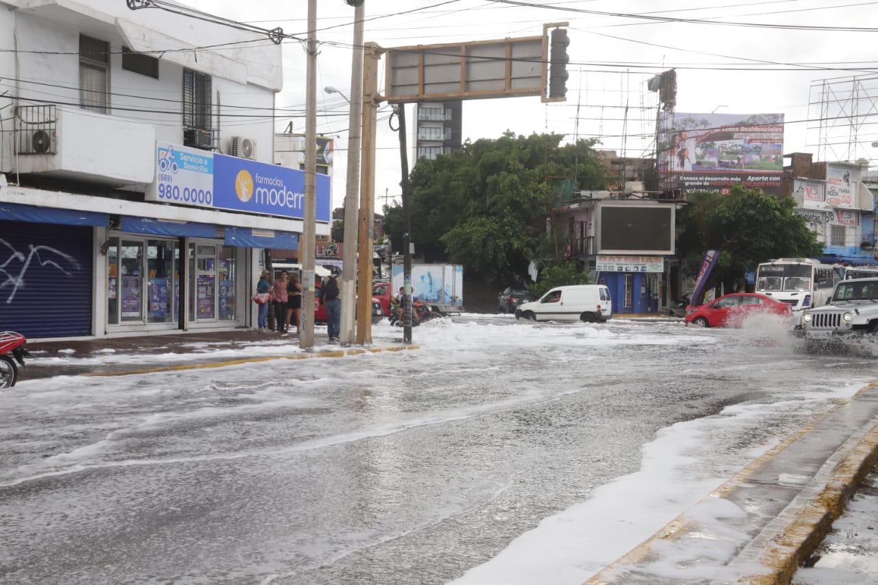 $!Sorprende lluvia y espuma en crucero de la Gutiérrez Nájera, en Mazatlán