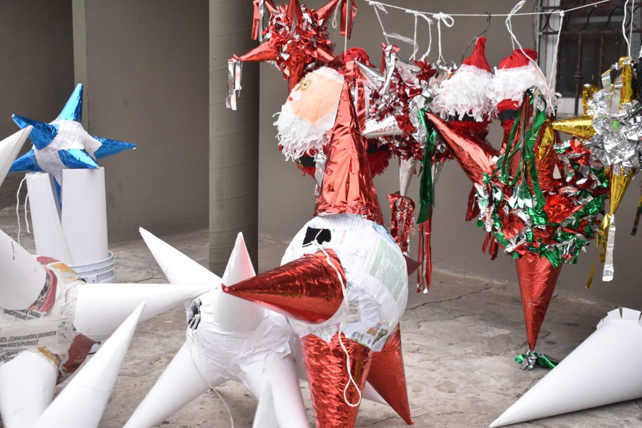 $!Evangelina y Juan crean en Culiacán las tradicionales piñatas navideñas