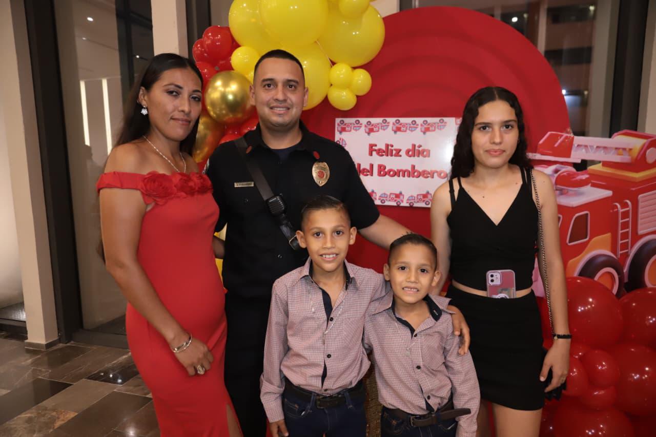 $!Dora Aleida Bastidas y Jesús Gallardo junto a Víctor, Armando y María Yaresy.