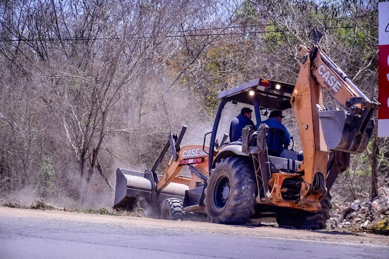 $!Limpian acotamiento de la carretera Habal-Cerritos para seguridad de ciclistas