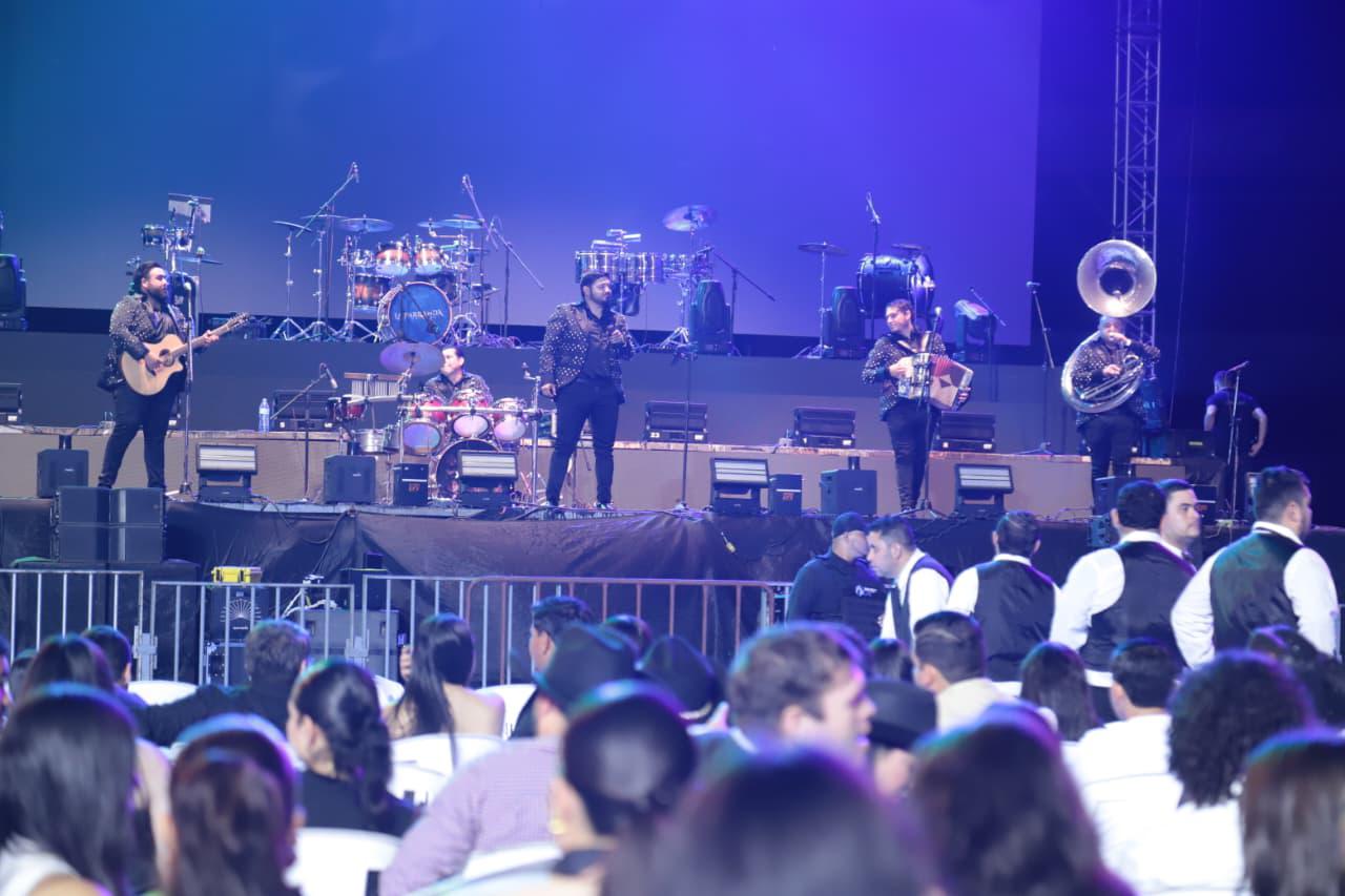 $!El Grupo ‘Punto Final’ de Mazatlán fue el encargado de abrir el concierto.