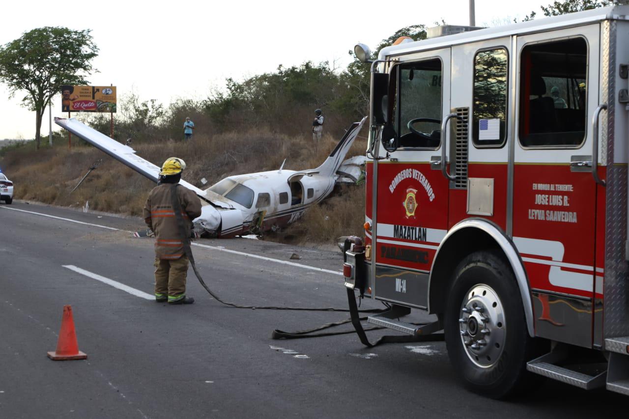$!Avioneta aterriza de emergencia en Autopista Mazatlán-Culiacán