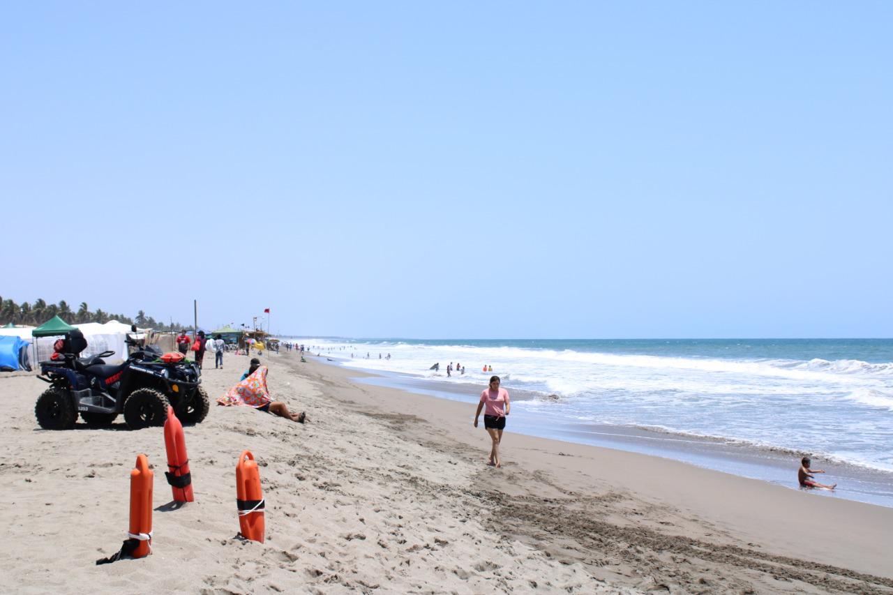 $!Pese a advertencia de mar de fondo, permiten bañarse en Las Cabras