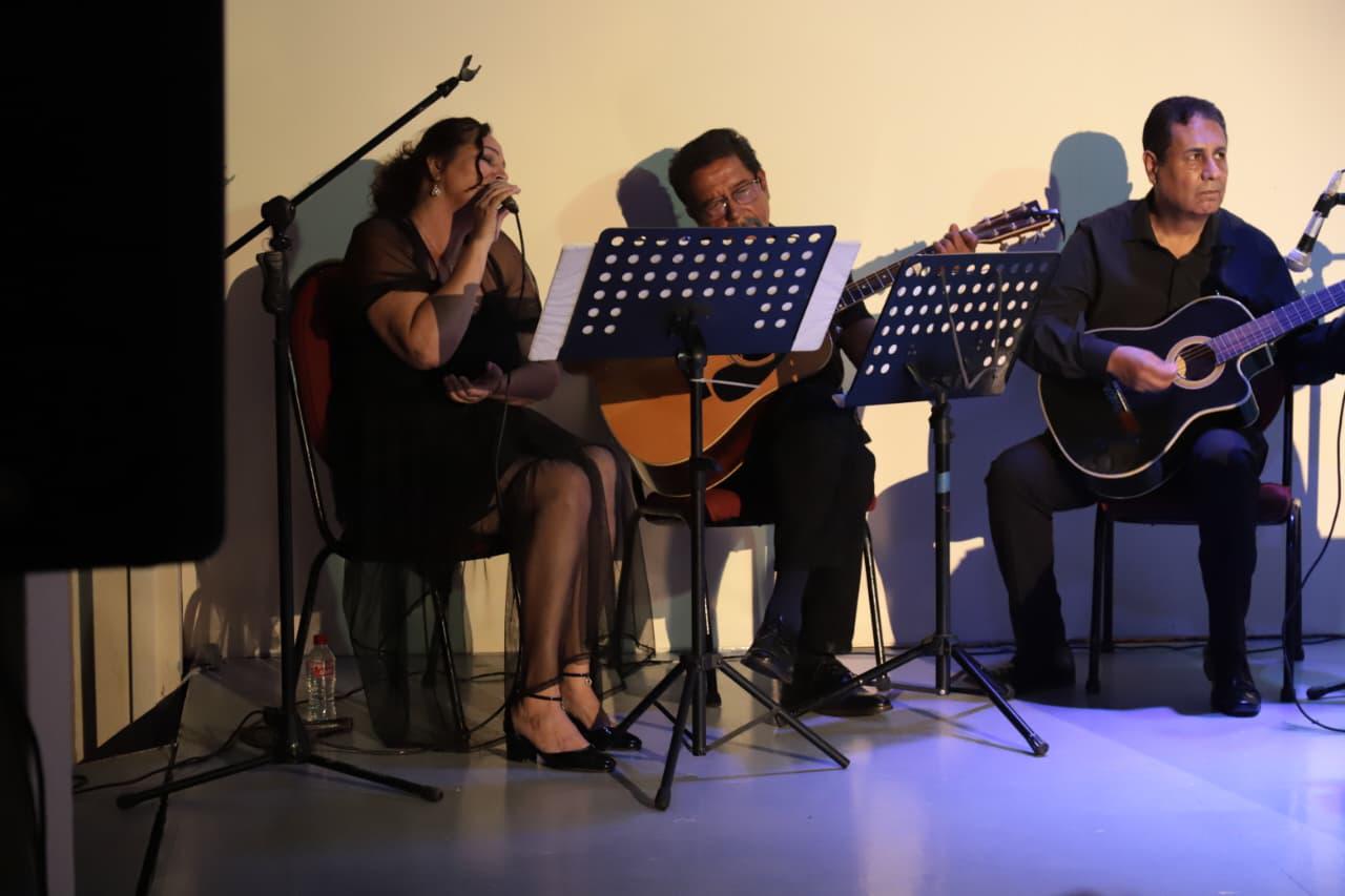 $!Previó a la presentación el público escucho ‘Perfilia’, una melodía en la que se hace referencia en la novela.