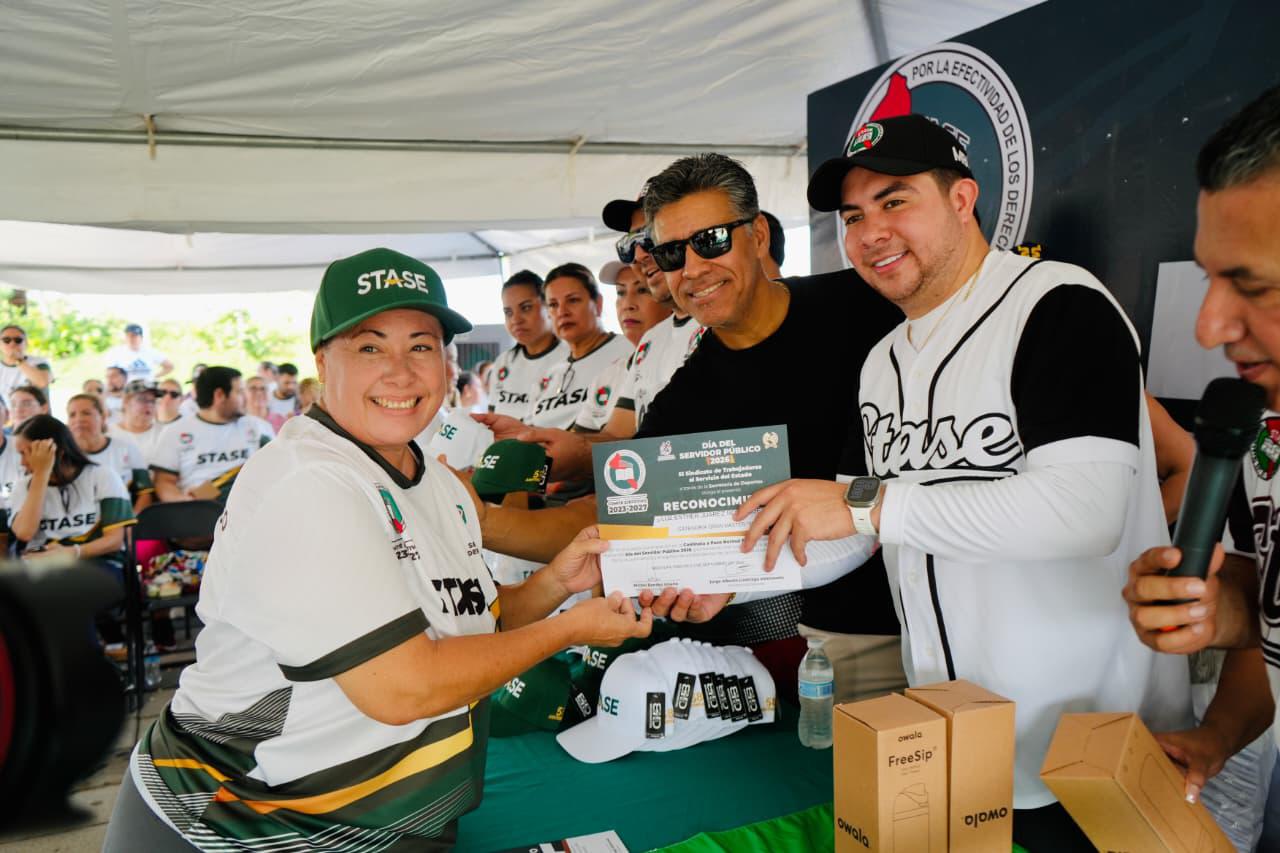 $!Más de 300 trabajadores se unen en la Caminata STASE 2026 sobre el Malecón de Mazatlán