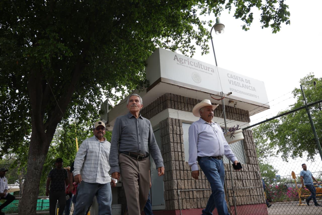 $!Desactivan agricultores bloqueo en la Calzada Aeropuerto en Culiacán; esperan reunión con funcionario federal este martes