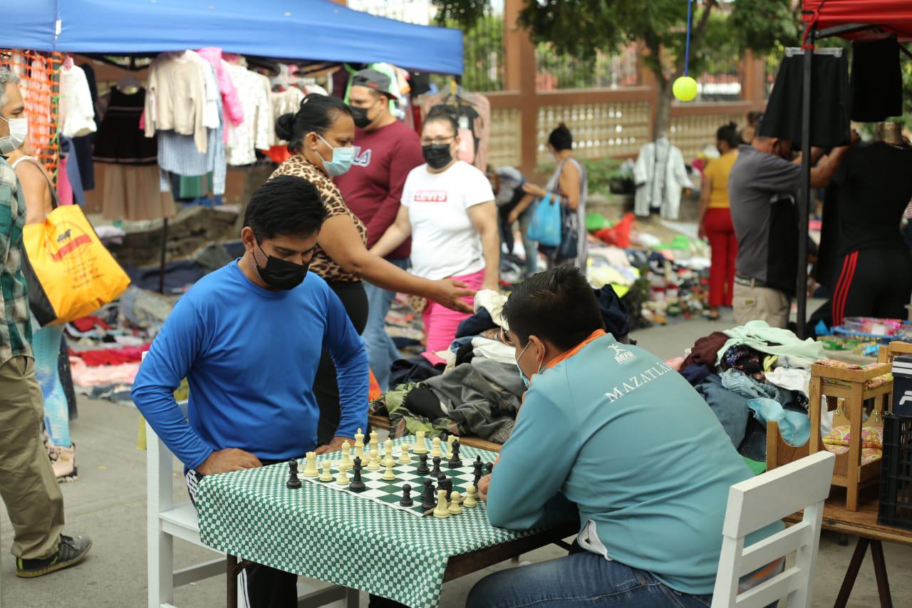 $!¿Le sabes al ajedrez? En Mazatlán, Luis te reta a ganarle una partida en el tianguis de la Juárez