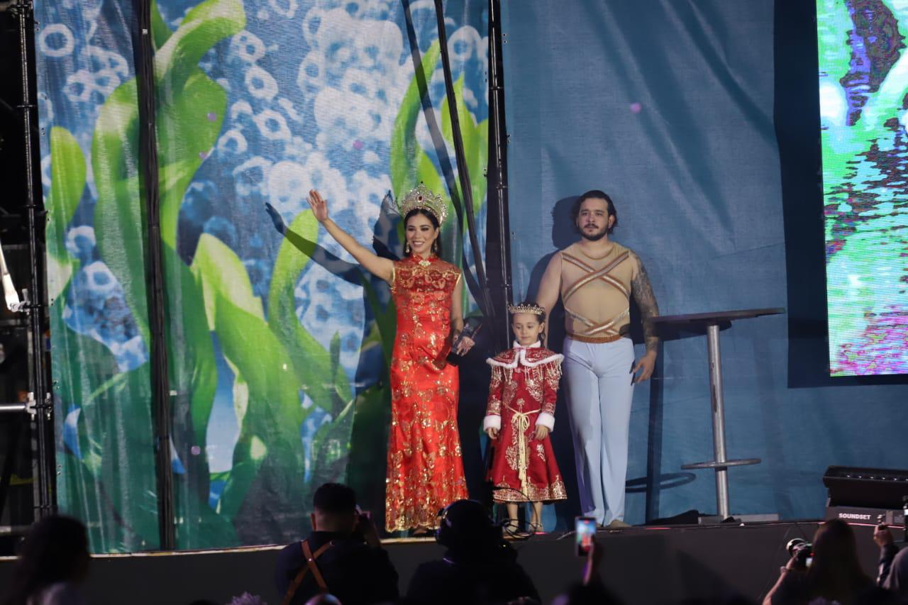 $!Siu Ying Audelo Chío, Reina Infantil del Carnaval 2000, estuvo acompañada por su pequeña hija, Emma Velarde Audelo.